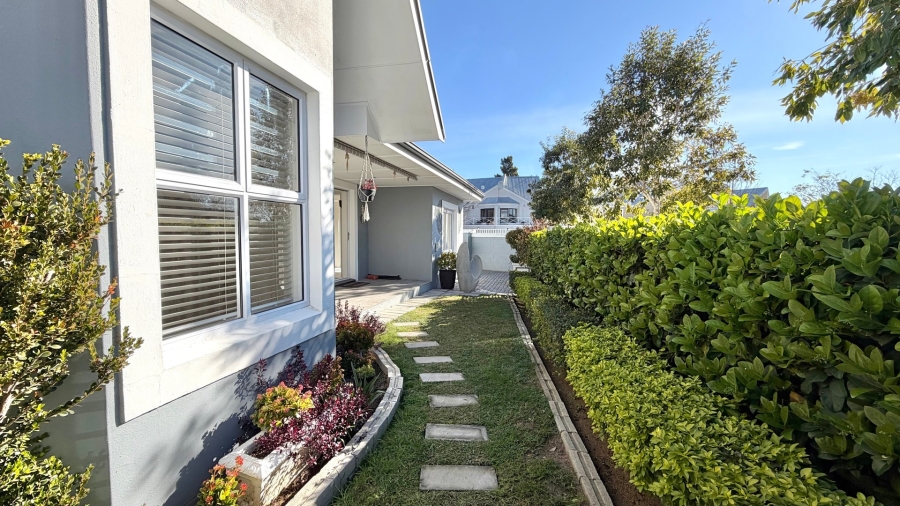2 Bedroom Property for Sale in Paradyskloof Western Cape